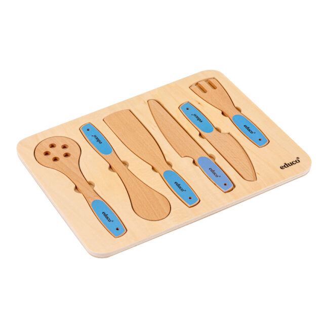 Puidust köögitarvikud alusel